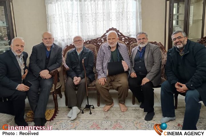 جمعی از اعضای «جامعه اسلامی هنرمندان» به عیادت «علیرضا سربخش» رفتند