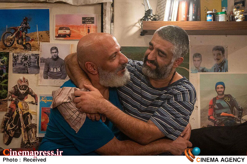 فیلم زرد «دایناسور» با جذب ۱ میلیون و ۲۰۰ هزار مخاطب ۱۰۰ میلیاردی شد! فیلم سینمایی «دایناسور»