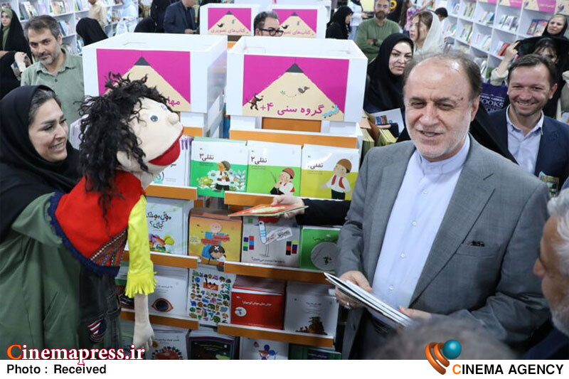 امیدوارم بتوانیم به روزی برسیم که کتابهایی که مینویسیم مثل «نسخههای شفابخش» درست منطبق بر آنچه باشد که «نیاز جامعه» است امیدوارم بتوانیم به روزی برسیم که کتابهایی که مینویسیم مثل «نسخههای شفابخش» درست منطبق بر آنچه باشد که «نیاز جامعه» است