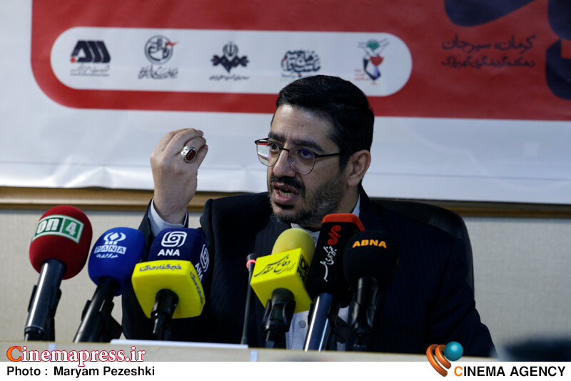 نادری: «آمارسازی» کار سختی نیست اما ما «صادقانه» میگوییم که ۴۰ اثر در «بخش بینالملل» برای ما ارسال شد/ ۱۰۰ درصد آثار متناسب با «مقاومت» است نشست خبری جشنواره فیلم کوتاه رسام 31 اردیبهشت 1404؛ سید محمد یاشار نادری