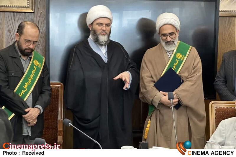 «نشان وفا» نشانی است که بزرگان و «پیرغلامان هیئات» آن را به هنرمندان و سیاستمداران و نقشآفرینان این عرصه تقدیم میکنند حجتالاسلام مهدی خداجویان