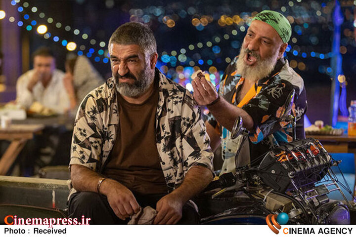 تهیه‌کننده «دایناسور» خواستار ادامه حضور در «گیشه» با «بلیت نیم‌بها» شد!