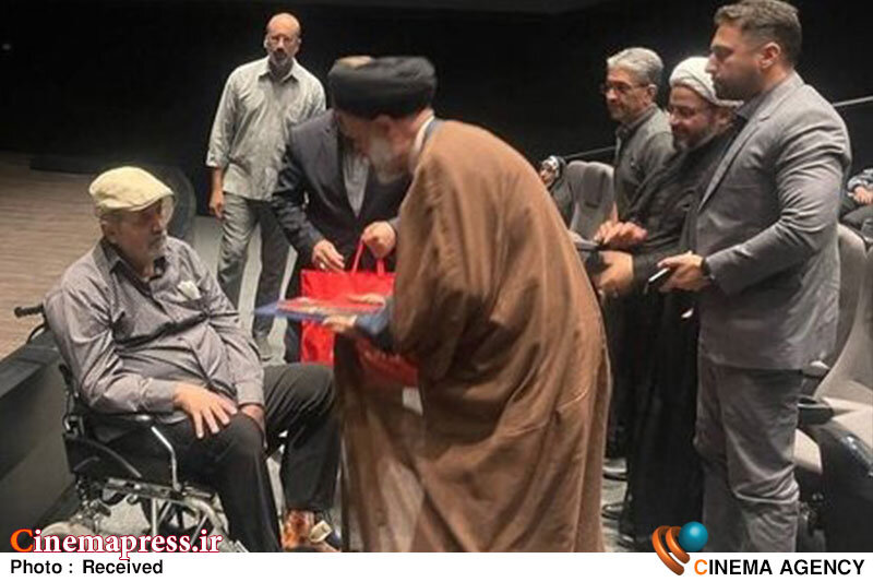 از «جمال شورجه» به عنوان مشاور «اتاقک گلی» تجلیل شد از «جمال شورجه» به عنوان مشاور «اتاقک گلی» تجلیل شد