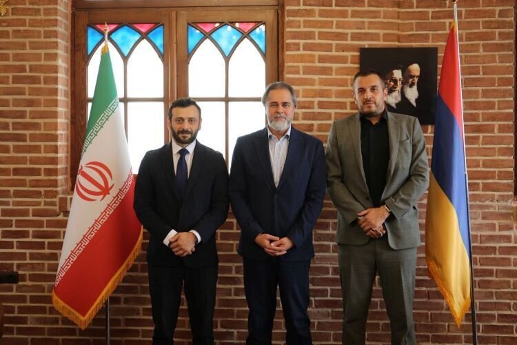 فریدزاده: یکی از برنامههای پیشنهادی، اجرای رویدادی در قالب «مدرسه تابستانه» شامل کارگاههای آموزش سینما در «ارمنستان» است! فریدزاده: یکی از برنامههای پیشنهادی، اجرای رویدادی در قالب «مدرسه تابستانه» شامل کارگاههای آموزش سینما در «ارمنستان» است!
