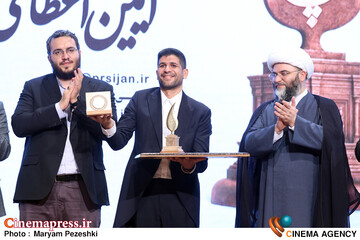 تندیس، لوح، نشان و دیگر هدایای پارسی جان ملی به «سید محمد مناجاتی» اهدا شد