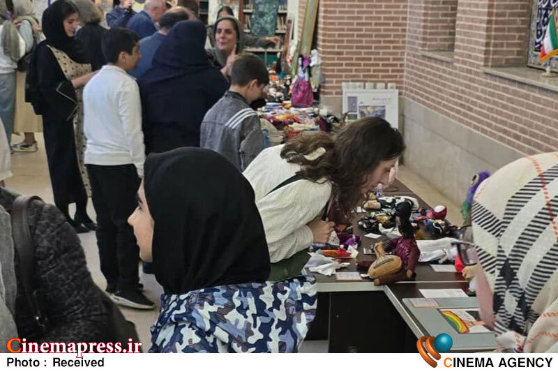 نمایشگاه گروهی «رنگ و روایت» در «مسجد کبود ایروان» افتتاح شد نمایشگاه گروهی «رنگ و روایت» در «مسجد کبود ایروان» افتتاح شد