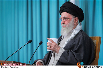 قاطعیت و صراحت «امام خامنه‌ای» در اعلام مواضع و انتخاب هوشمندانه زمان آن، معنایی عمیق و شفاف در دل خود داشت و فریادی بود که در گوش تاریخ طنین‌انداز شد