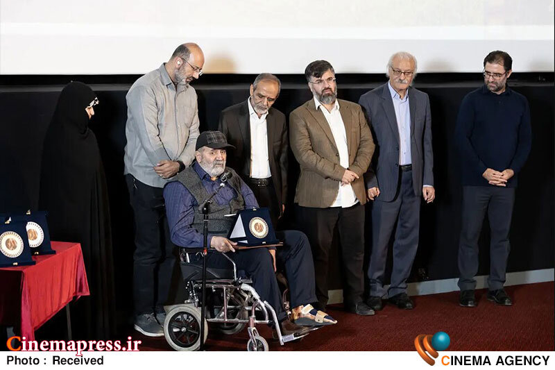 از «جمال شورجه» و «فرهاد قائمیان» به عنوان «چهرههای شاخص سینمای دفاع مقدس» تجلیل شد از «جمال شورجه» و «فرهاد قائمیان» به عنوان «چهرههای شاخص سینمای دفاع مقدس» تجلیل شد