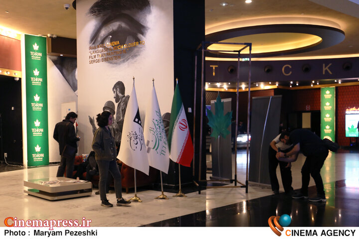 از محل برگزاری بی‌کیفیت تا آثاری که چنگی به دل نمی‌زند/ وقتی نهادهای انقلابی کارکرد خود را گم کرده‌اند! 