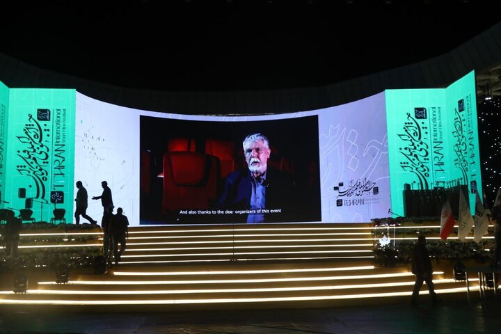 نشان طلایی عکس خانواده وبه عکاس «دختر سبزه به دست» رسید/ عکاس «داستان عشق» صاحب مدال طلای جایزه عکس تهران شد 
