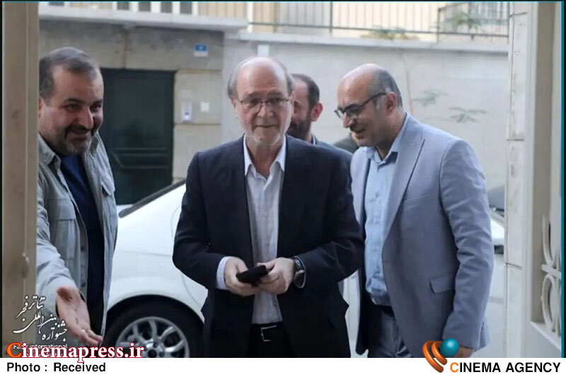 انتخاب و دعوت از نمایشهای ضعیف دیگر کشورها اهانت به استادان تئاتر ایران است/ امسال یا میزبان تئاترهای باکیفیت و قوی باشیم یا در غیر اینصورت بخش بینالملل بر مبنای علم و تجربه شکل بگیرد محمدمهدی احمدی