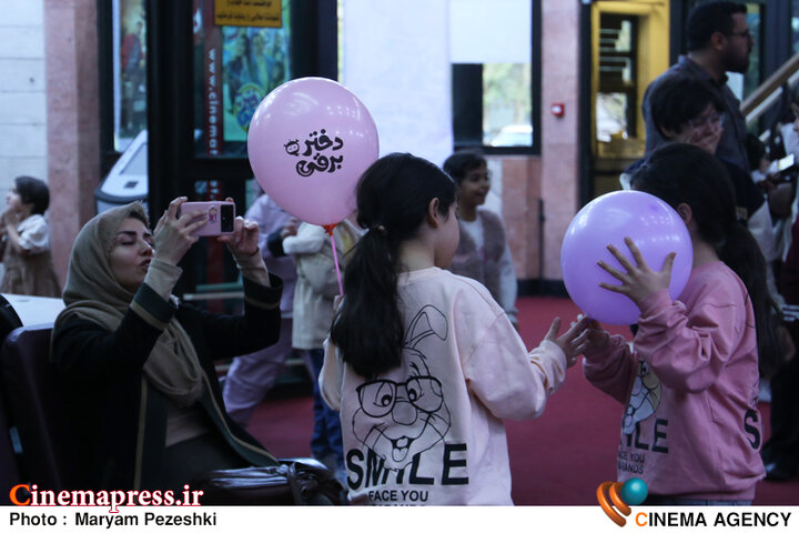 عکس/ اکران افتتاحیه فیلم سینمایی «دختر برقی»