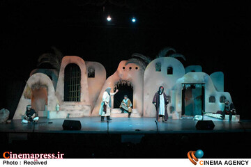 نمایش «خورشید پشت در»