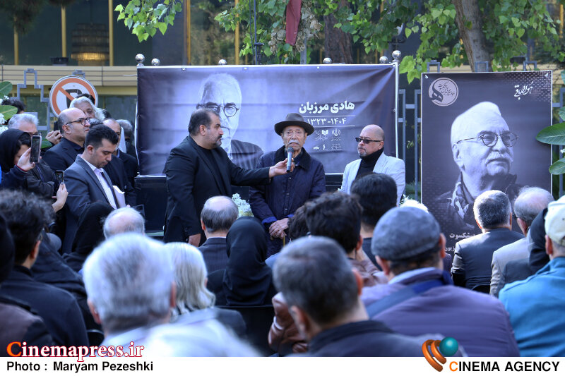 نصیریان: «تئاتر» برای «هادی مرزبان» یک هنر زنده و انسانی بود که در مقابل انسان اجرا میشود نصیریان: «تئاتر» برای «هادی مرزبان» یک هنر زنده و انسانی بود که در مقابل انسان اجرا میشود