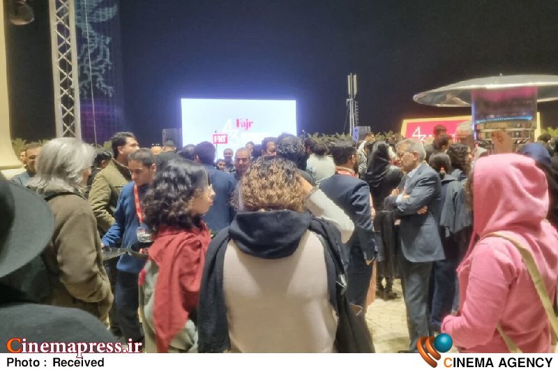 «چهلوسومین جشنواره جهانی فیلم فجر» طی یک برنامه بیربط و کاملا بیارتباط با فضای فکری و فرهنگی ایران و جهان گشایش یافت! «چهلوسومین جشنواره جهانی فیلم فجر» طی یک برنامه بیربط و کاملا بیارتباط با فضای فکری و فرهنگی ایران و جهان گشایش یافت!