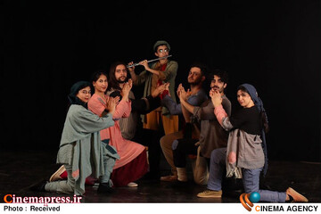 نمایش «افسانه پر طلایی»