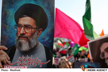 این همه «لشکر» فقط به «عشق رهبر» آمده بود؛ «دولتمردان» لطفا جوگیر نشوند و وظیفه خود را فراموش نکنند!