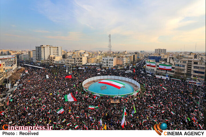 این همه «لشکر» فقط به «عشق رهبر» آمده بود؛ «دولتمردان» لطفا جوگیر نشوند و سوء استفاده نکنند!