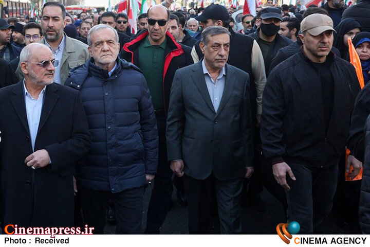 این همه «لشکر» فقط به «عشق رهبر» آمده بود؛ «دولتمردان» لطفا جوگیر نشوند و سوء استفاده نکنند!