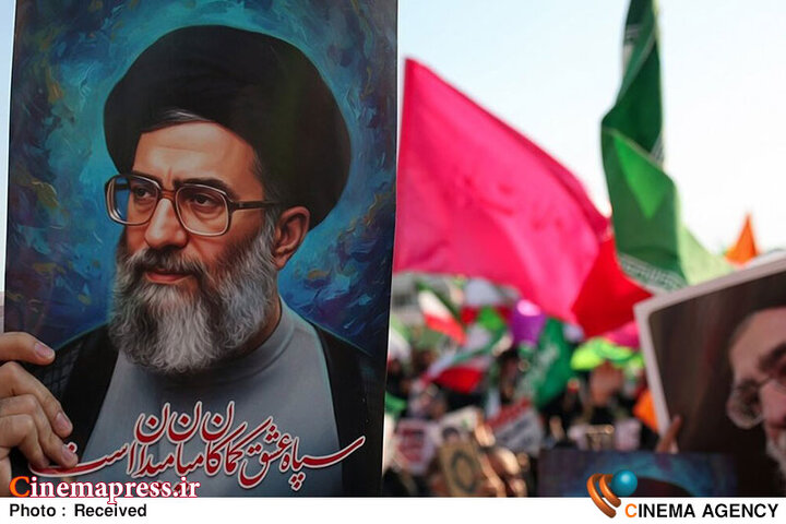 این همه «لشکر» فقط به «عشق رهبر» آمده بود؛ «دولتمردان» لطفا جوگیر نشوند و وظیفه خود را فراموش نکنند!