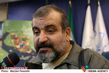 ۲۲۰ مکاتبه از طریق ایمیل با کشورهای مختلف انجام شد که از میان این آثار، ۷ اثر برای حضور در «بخش بین الملل تئاتر فجر» برگزیده شد/ تصمیم گروهی بر عدم حضور آن‌ها اتخاذ شد!