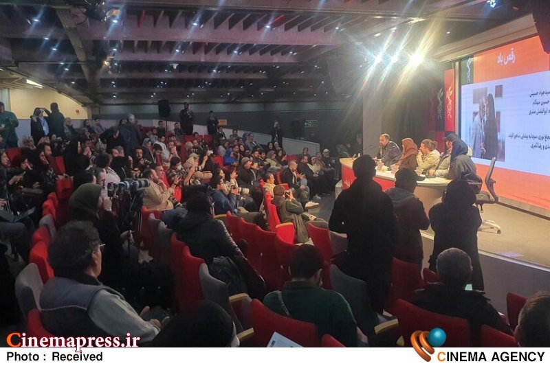 مصباح: «بیلبورد» از نگاه من یک فیلم عرفانی است/ سینمای اجتماعی در تابوت، رو به قبله و آماده دفن است مصباح: «بیلبورد» از نگاه من یک فیلم عرفانی است/ سینمای اجتماعی در تابوت، رو به قبله و آماده دفن است