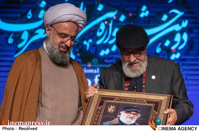 نشان «معروف» به هنرمند متعهد «داریوش ارجمند» تعلق گرفت/ «قارقالان» عنوان دار بهترین فیلم کوتاه «معروف» شد نشان «معروف» به هنرمند متعهد «داریوش ارجمند» تعلق گرفت/ «قارقالان» عنوان دار بهترین فیلم کوتاه «معروف» شد