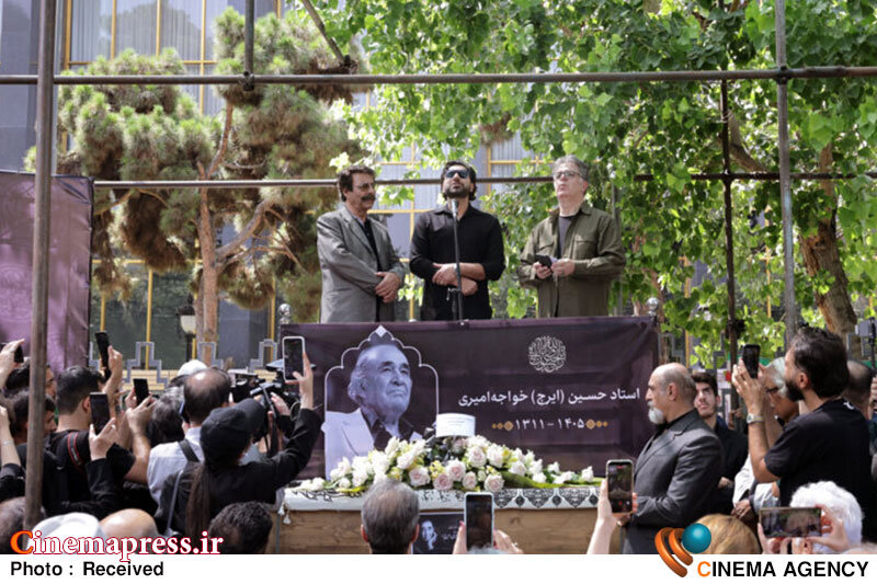 احسان خواجهامیری: اگر پدرم امروز اینجا بود قطعاً برای شما میخواند احسان خواجهامیری: اگر پدرم امروز اینجا بود قطعاً برای شما میخواند