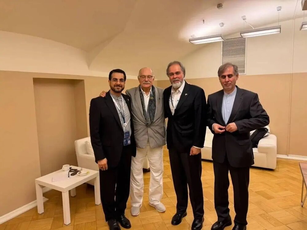 «سینما» امروز برای «ایران» نه فقط یک ابزار برای «سرگرمی» یک ابزار قوی و اثرگذار در «دیپلماسی فرهنگی و عمومی» تعریف شده و آثار فاخری برای «مخاطبان جهانی» تولید میشود «سینما» امروز برای «ایران» نه فقط یک ابزار برای «سرگرمی» یک ابزار قوی و اثرگذار در «دیپلماسی فرهنگی و عمومی» تعریف شده و آثار فاخری برای «مخاطبان جهانی» تولید میشود