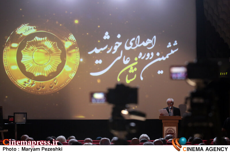 ضابطی جهرمی: اگر میخواهید زودتر باسواد شوید و به وجوه مختلف فنون سینما و زیباییشناسی مسلط شوید، مستند را انتخاب کنید ضابطی جهرمی: اگر میخواهید زودتر باسواد شوید و به وجوه مختلف فنون سینما و زیباییشناسی مسلط شوید، مستند را انتخاب کنید