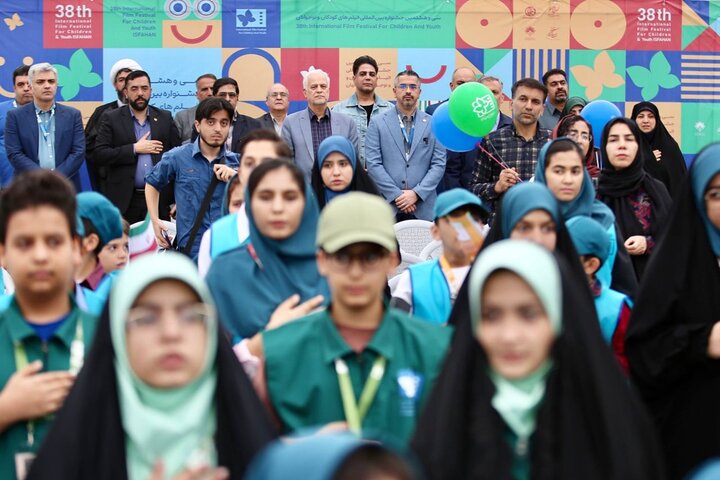 آیین افتتاحیه معنوی «جشنواره فیلم‌های کودکان و نوجوانان» در گلزار شهدای اصفهان برگزار شد