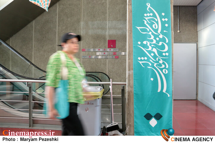 واترقیدگی «جشنوارهای بینالمللی» به موقعیت و اهمیت «فیلم کوتاه تهران» / از فقدان حداقلی «نمادهای هویتی» پرچم ایران و شهدا و فرصت سوزی «اکران افتتاحیه» تا حضور پرشمار و هنجارشکن «زنان نیمه عریان» در سالنهای نمایش!