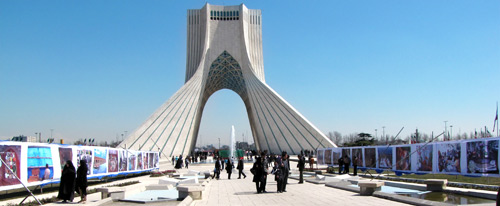 گزارشي از برپايي نمايشگاه عکس هفتسين در ميدان آزادي میدان آزادی