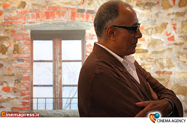 عباس کیارستمی کارگردان سینمای ایران در نمایشگاه عکسش