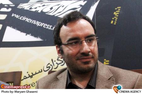پاک آیین در غرفه خبرگزاری سینمای ایران در نمایشگاه مطبوعات