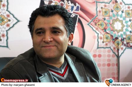 مصطفی محمودی در غرفه خبرگزاری سینمای ایران در نوزدهمین نمایشگاه مطبوعات