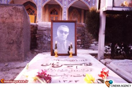 نمایی از سنگ قبر غلام حسین بنان استاد آواز ایران