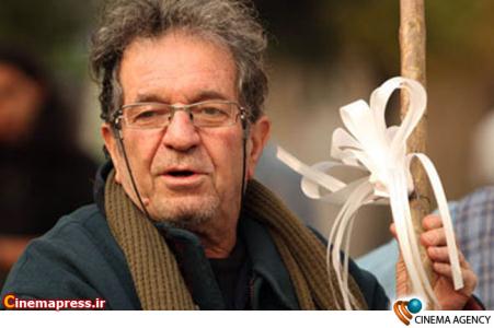 داریوش مهرجویی کارگردان سینمای ایران در پشت صحنه نارنجی پوش