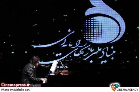 اجرای موسیقی توسط مانی رهنما در مراسم اختتامیه دومین جشنواره بازی های رایانه ای تهران