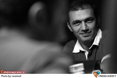 نیما دهقان کارگردان در نمایی از تمرین تئاتر ترن 