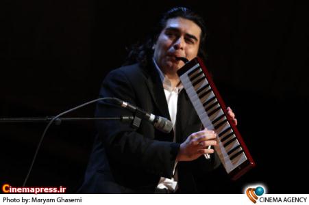 سامان احتشامی در حال نواختن ساز ملودیکا در بیست و هفتمین جشنواره موسیقی