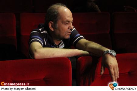 بهرام ابراهیمی در تمربن تئاتر «شب روی سنگفرش خیس» به کارگردانی هادی مرزبان