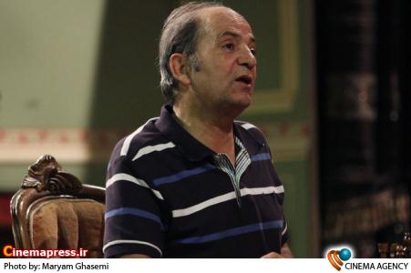 بهرام ابراهیمی درتمرین تئاتر «شب روی سنگفرش خیس» به کارگردانی هادی مرزبان